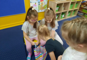 Dzieci składają dziewczynkom życzenia urodzinowe.