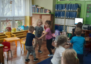 Dzieci bawią się przy muzyce.