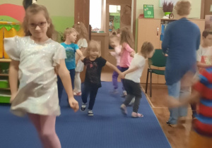 Dzieci bawią się przy muzyce.
