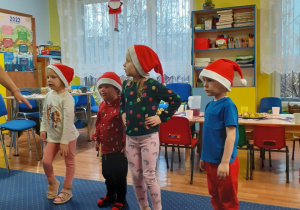 Zabawy dzieci w kole.
