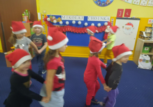 Wspólne zabawy dzieci przy muzyce.