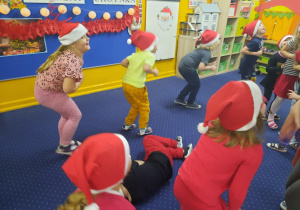 Wspólne zabawy dzieci przy muzyce.