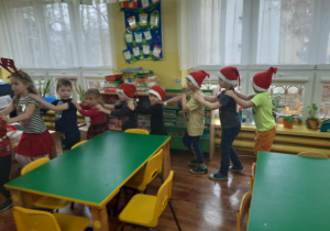 Wspólne zabawy dzieci przy muzyce.