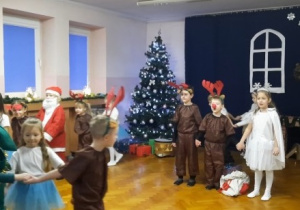Dzieci tańczą przed publicznością.