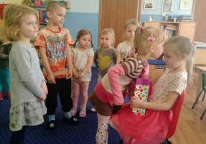 Dziewczynka częstuje cukierkami.