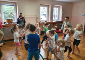 Zabawa kulami papierowymi - zabawa na śnieżki z grupą III.