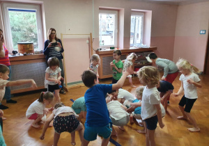 Zabawa kulami papierowymi - zabawa na śnieżki z grupą III.