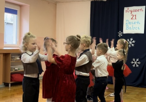 Dzieci tańczą "Swing w uliczce".