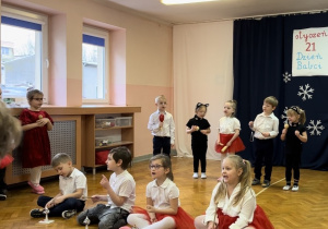 Dzieci śpiewają piosenkę i grają na instrumentach.