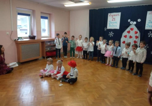 Dzieci grają na instrumentach.