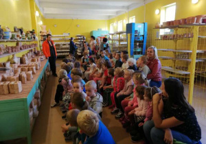 Dzieci dowiadują się o procesie powstawania ceramicznych przedmiotów.