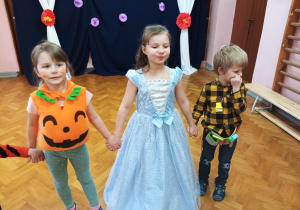 dzieci w przebraniach tańczą przy muzyce