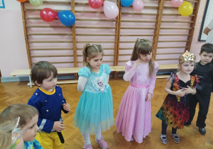 dzieci w przebraniach tańczą przy muzyce
