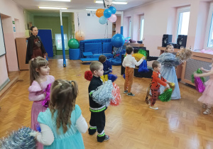 dzieci w przebraniach tańczą przy muzyce