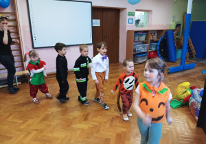 dzieci w przebraniach tańczą przy muzyce