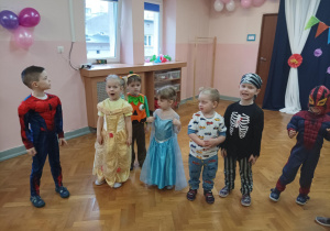 dzieci w przebraniach tańczą przy muzyce