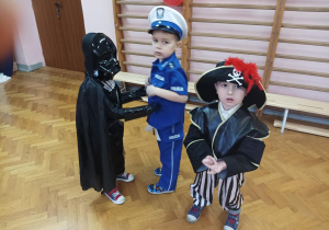dzieci w przebraniach tańczą przy muzyce