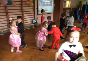 Dzieci bawią się przy muzyce.