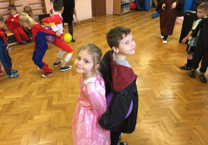 Dzieci bawią się przy muzyce.