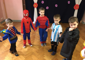 Dzieci bawią się przy muzyce.