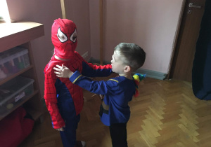 Dzieci bawią się przy muzyce.