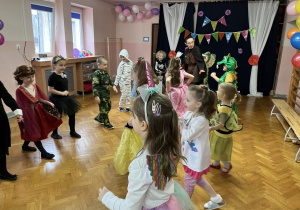 Dzieci tańczą przy muzyce.