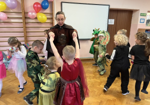 Dzieci tańczą przy muzyce.