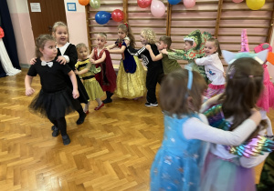 Dzieci tańczą przy muzyce.