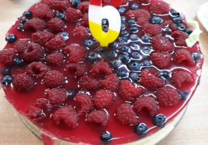 Tort z cyfrą 6.