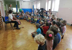 Julek opowiada o instrumencie.