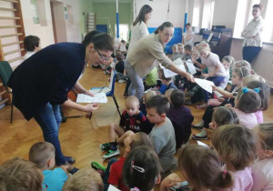 Dzieci dostają kolorowanki.