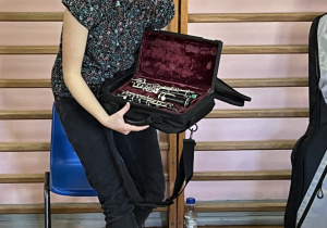 Uczennica prezentuje spakowany obój.
