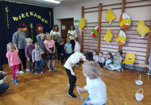 dzieci biorą udział w konkurencji sportowej