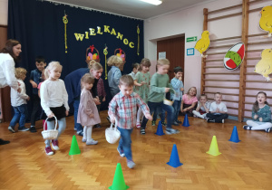 dzieci biorą udział w konkurencji sportowej