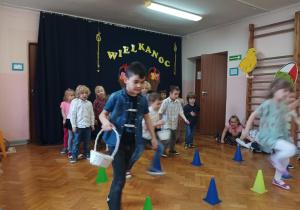 dzieci biorą udział w konkurencji sportowej