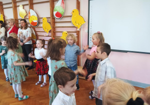 dzieci tańczą na sali gimnastycznej
