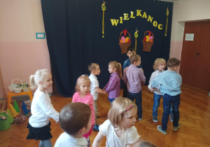 dzieci tańczą na sali gimnastycznej