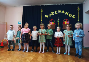 dzieci z grupy 4 prezentują piosenkę, w tle napis "Wielkanoc 2023".