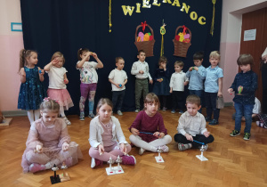 dzieci z grupy 1 prezentują piosenkę, w tle napis "Wielkanoc 2023".