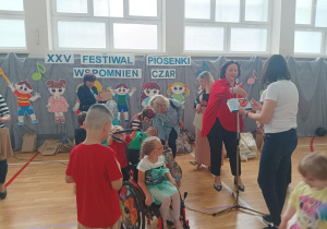 na sali gimnastycznej dzieci otrzymują nagrody za występ na festiwalu
