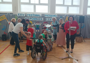 na sali gimnastycznej dzieci otrzymują nagrody za występ na festiwalu