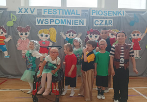 zdjęcie grupowe dzieci na sali gimnastycznej