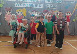 zdjęcie grupowe dzieci na sali gimnastycznej