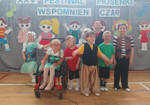 zdjęcie grupowe dzieci na sali gimnastycznej
