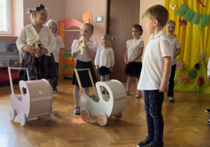 Scenka rodzajowa pt. "Dwie mamy".