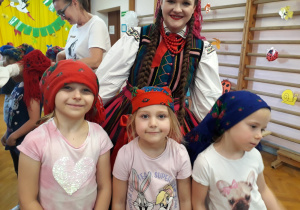 Dziewczynki w chustach pozują do zdjęcia.