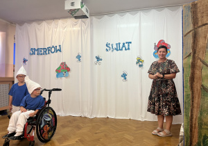Pani dyrektor składa rodzicom życzenia wakacyjne.