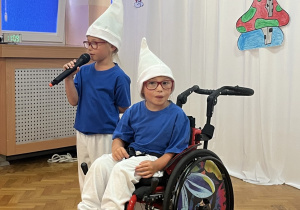 Dwie dziewczynki zapraszają na przedstawienie.