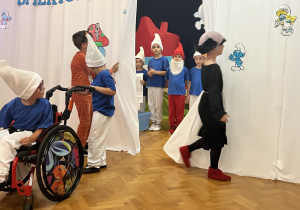 Gargamel i Klakier odsłaniają kurtynę.