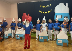 Smerfy ustawione w półkolu Papa Smerf mówi swój tekst.